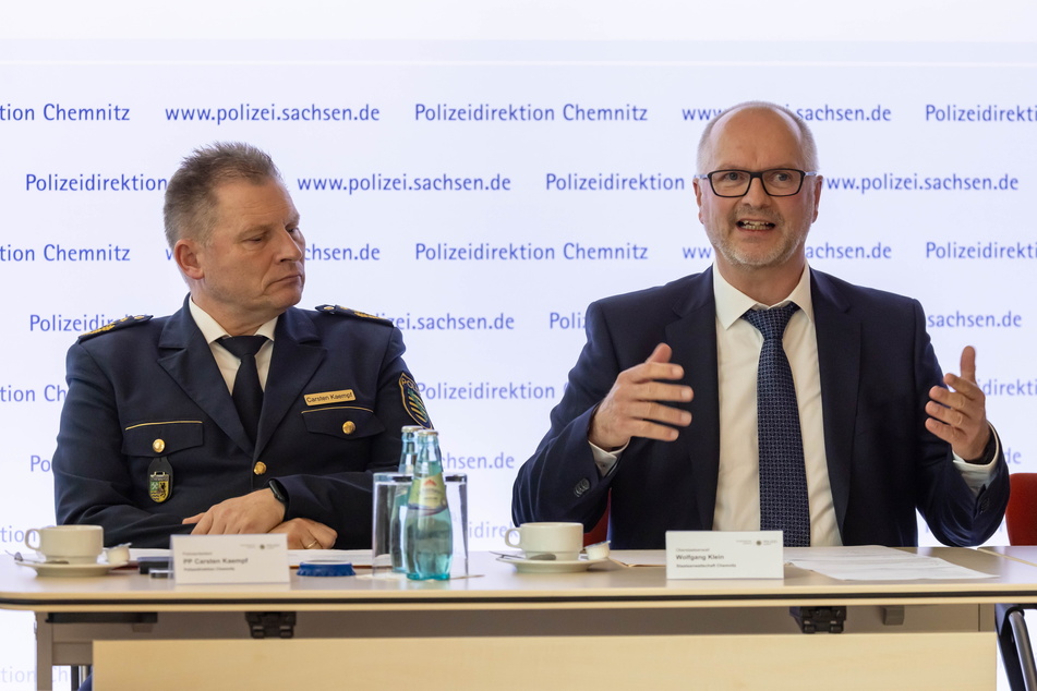 Polizeipräsident Carsten Kaempf (55, l.) und Oberstaatsanwalt Wolfgang Klein (63) stellten das neue Streifen-Konzept vor.