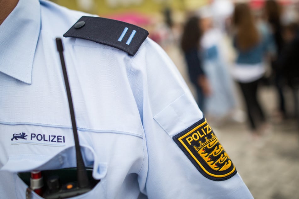 Ein freiwilliger Polizist bei einer Streife durch eine Fußgängerzone. Erkennbar ist er an den beiden Streifen auf seinen Schulterklappen.