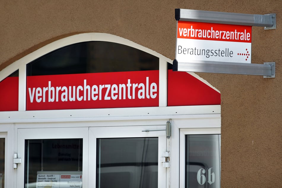 Solltet Ihr einen verdächtigen Anruf oder Fake-Schreiben erhalten, helfen die Verbraucherzentralen gern weiter.