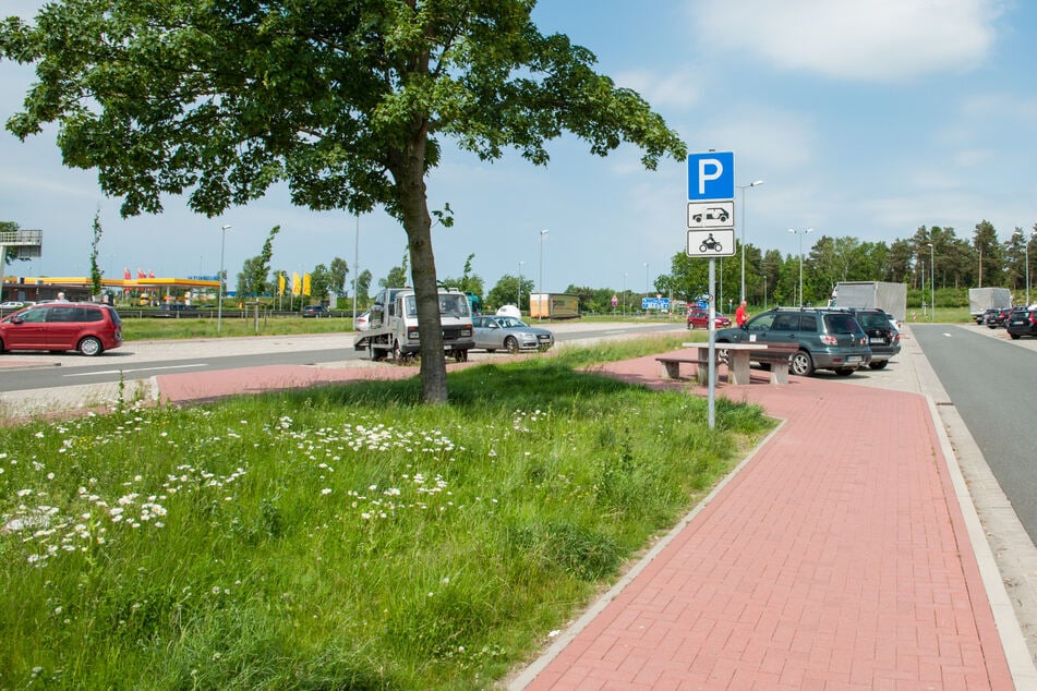 Auf einer Autobahn-Raststätte auf der A3 bei Wiesbaden vergaß eine niederländische Frau ihren neunjährigen Sohn nach dem Tanken. (Symbolbild)