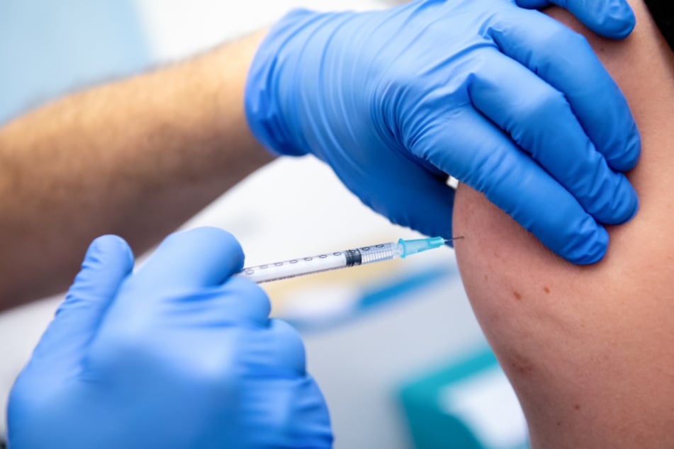Bayern, Gauting: Ein Mitarbeiter der Asklepios Klinik wird von einem Kollegen mit dem Corona-Impfstoff von Biontech/Pfizer geimpft.