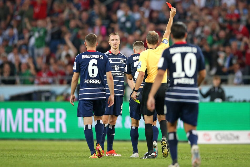 HSV-Kapitän Sebastian Schonlau (30, 2.v.l.) sah in der Nachspielzeit die Gelb-Rote-Karte - ein komplett unnötiger Platzverweis.