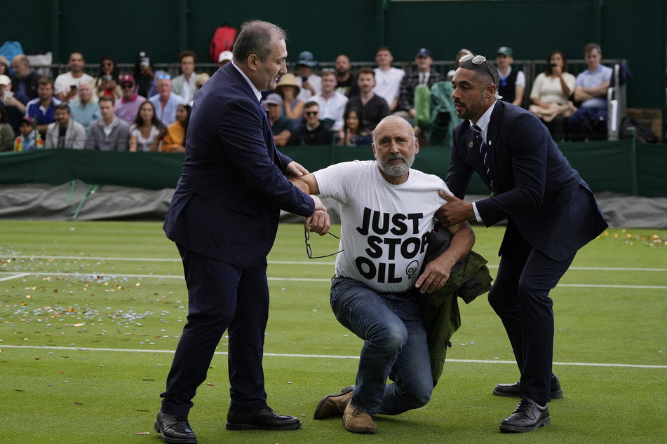 Ein anderen britisches Großereignis wurde auch unterbrochen: "Stop Oil"-Proteste beim Tennis-Turnier in Wimbledon im Juli.