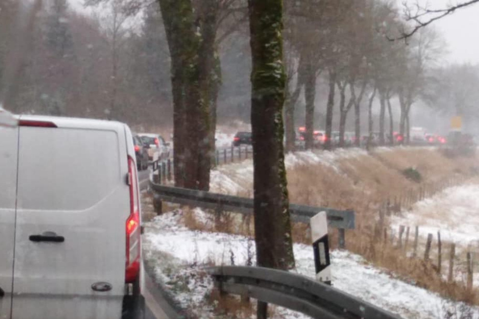 Die Stadt Winterberg hat bei Facebook das Foto eines langen Staus geteilt. Der beliebte Wintersportort war am Sonntag stark überlaufen.