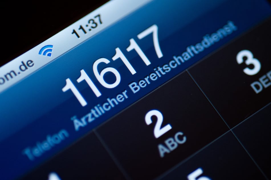 Die Telefonnummer 116 117 des ärztlichen Bereitschaftsdienstes ist 24/7 erreichbar.
