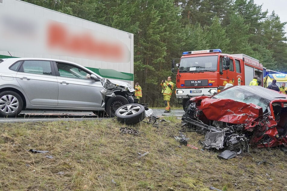 Audi-Fahrerin kollidiert mit drei Fahrzeugen und stirbt: Bundesstraße stundenlang gesperrt