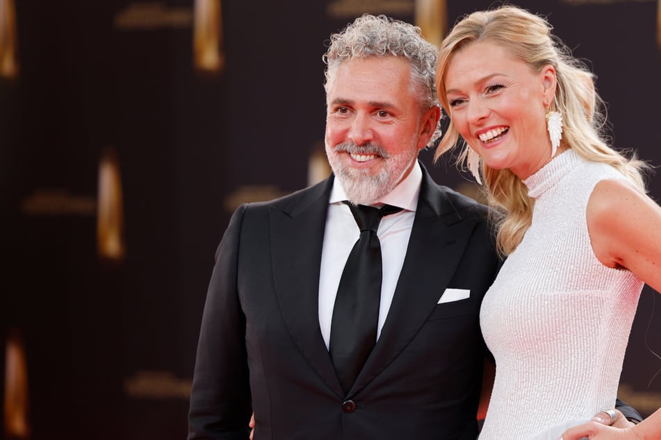 Muestran su amor: Roland Trettl y Miriam Höller encantan al Premio de Televisión Alemán