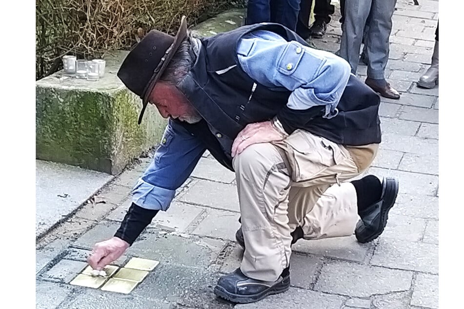 Gunter Demnig verlegt seit über 30 Jahren Stolpersteine.