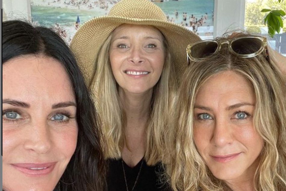 Courteney Cox (l), Lisa Kudrow (m), Jennifer Aniston (r) reunited over the 4th of July weekend.