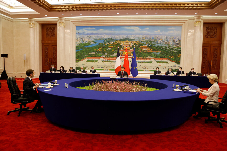 Treffen am großem Tisch: Ursula von der Leyen (64, l), China-Chef Xi Jinping (69) und der französische Präsident Emmanuel Macron (45) kamen zu Gesprächen in Peking zusammen. Auf der Tagesordnung stand einmal mehr Putins Überfall auf die Ukraine.