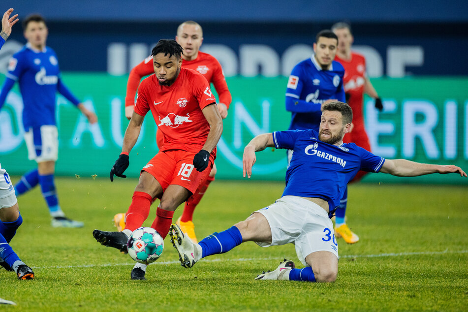 Schalkes Neuzugang Shkodran Mustafi (r., hier gegen RB Leipzigs Christopher Nkunku) hatte bei seinem Bundesliga-Debüt jede Menge zu tun, war am 0:1 aber mitbeteiligt.