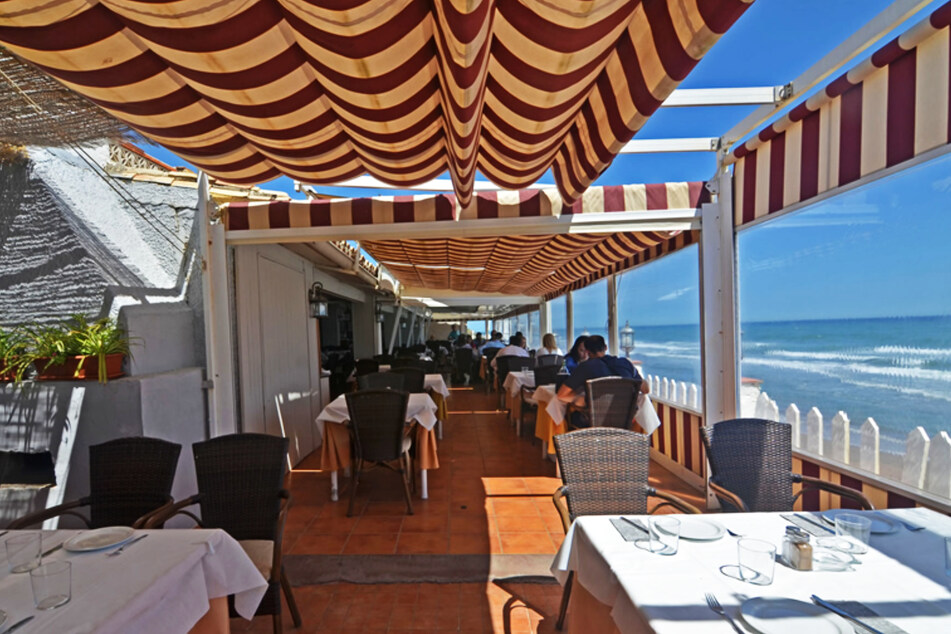 Normalerweise lädt die Terrasse des Restaurants dazu ein, aufs Meer hinauszuschauen und den Ausblick zu genießen.