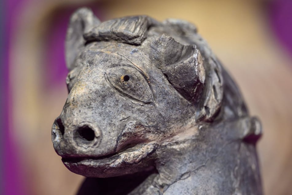 Die Nachbildung einer Aquamanile (1300-1450) eines Fundes von der Burg Greifenstein wird im Museum Zinngrube in Ehrenfriedersdorf gezeigt.