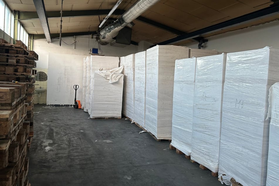 Im Hauptlager der Gruppe in Sprockhövel konnten die Ermittler schätzungsweise über 17,7 Millionen illegale Zigaretten sicherstellen.