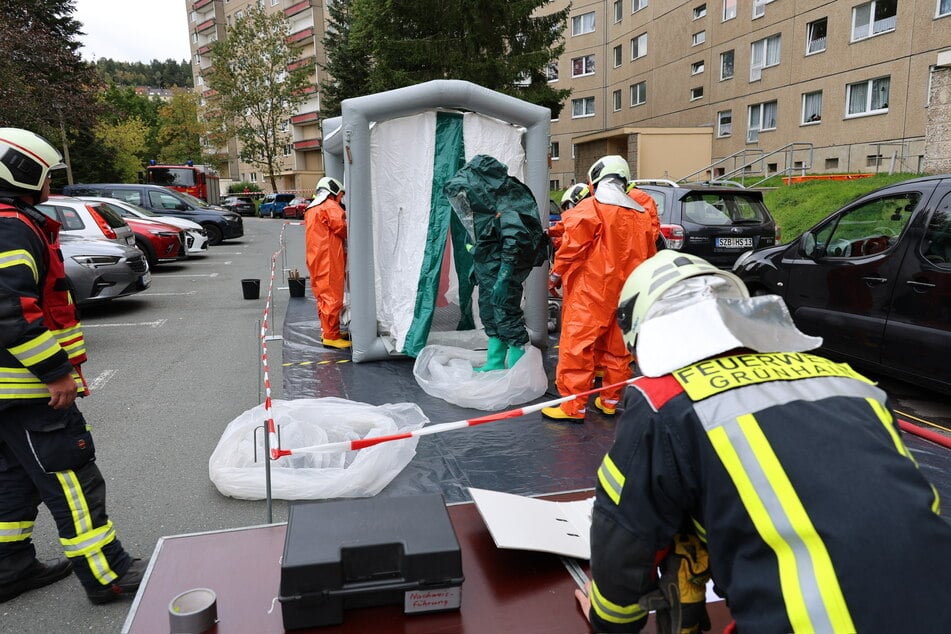 In der Dekontaminationsstrecke säubern sich die Einsatzkräfte nach dem Kontakt mit den Chemie-Dämpfen.