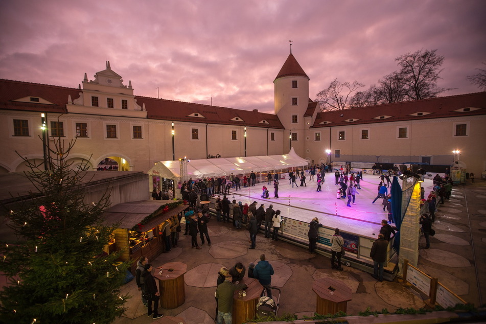 Auch an Weihnachten könnt Ihr im Schloss Freudenstein Eure Runden auf dem Eis drehen.