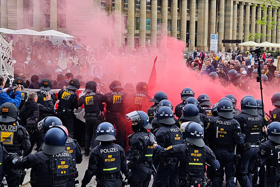 Demo außer Kontrolle: Polizei setzt Pfefferspray und Schlagstöcke ein