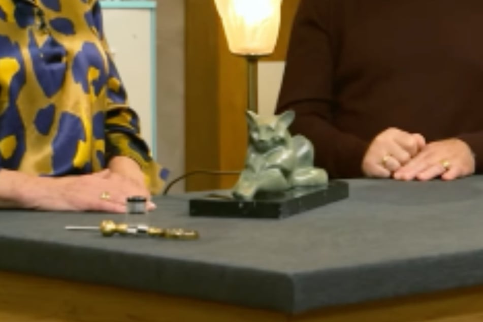 Mehr Schein als Sein: Diese Katzenleuchte ist keine echte Antiquität, sondern nur eine billige Nachahmung aus den 1980er- oder 1990er-Jahren.