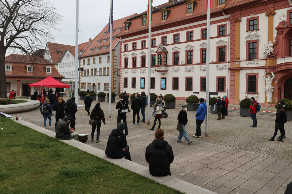 Erfurt: Wenige Teilnehmer einer Kundgebung zum Aktionstag "Zero Covid" von einem Bündnis aus Fridays for Future, Linksjugend Thüringen, Grüne Jugend Thüringen sowie "Wir für Thüringen Support" stehen vor der Staatskanzlei.