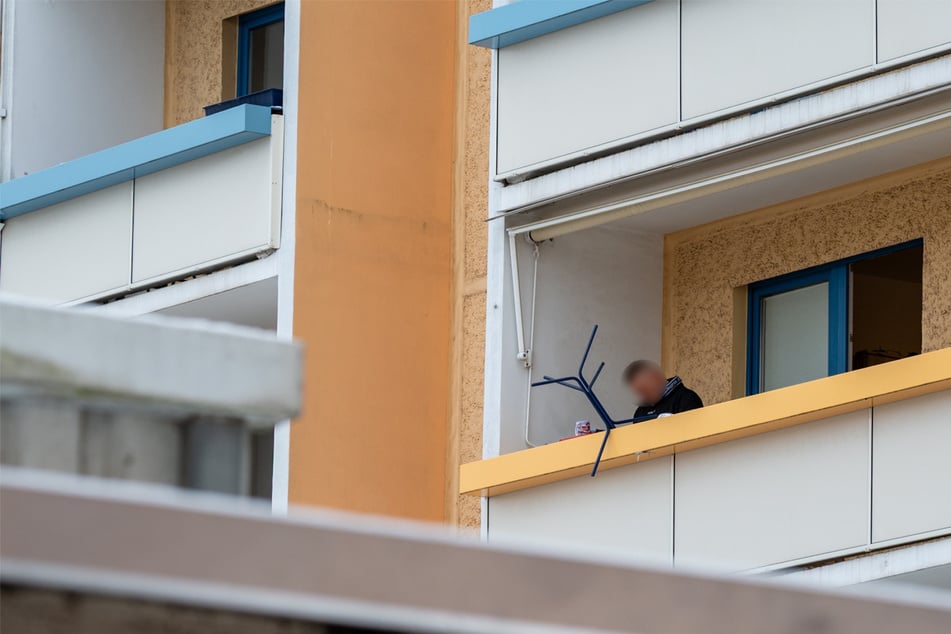 Einsatzkräfte von Polizei, Feuerwehr und Rettungsdienst sicherten am frühen Morgen den Bereich "Am Rähmen" in Jena nach der Bedrohungslage in einem Mehrfamilienhaus.