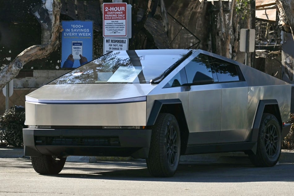 Cybertrucks seemingly set on fire at Tesla dealership in Kansas City