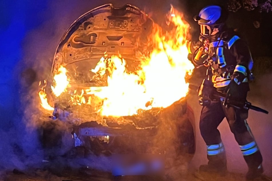 Die Einsatzkräfte hatten ein Übergreifen des Feuers auf andere Fahrzeuge oder die umstehenden Gebäude zum Glück verhindern können.