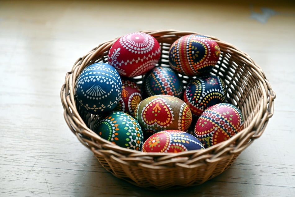 Bei dieser traditionellen sorbischen Technik werden die Bereiche, die weiß bleiben sollen, mit Wachs abgedeckt. Das Ei wird anschließend gefärbt, der Vorgang mit einer anderen Farbe wiederholt, wenn gewünscht.