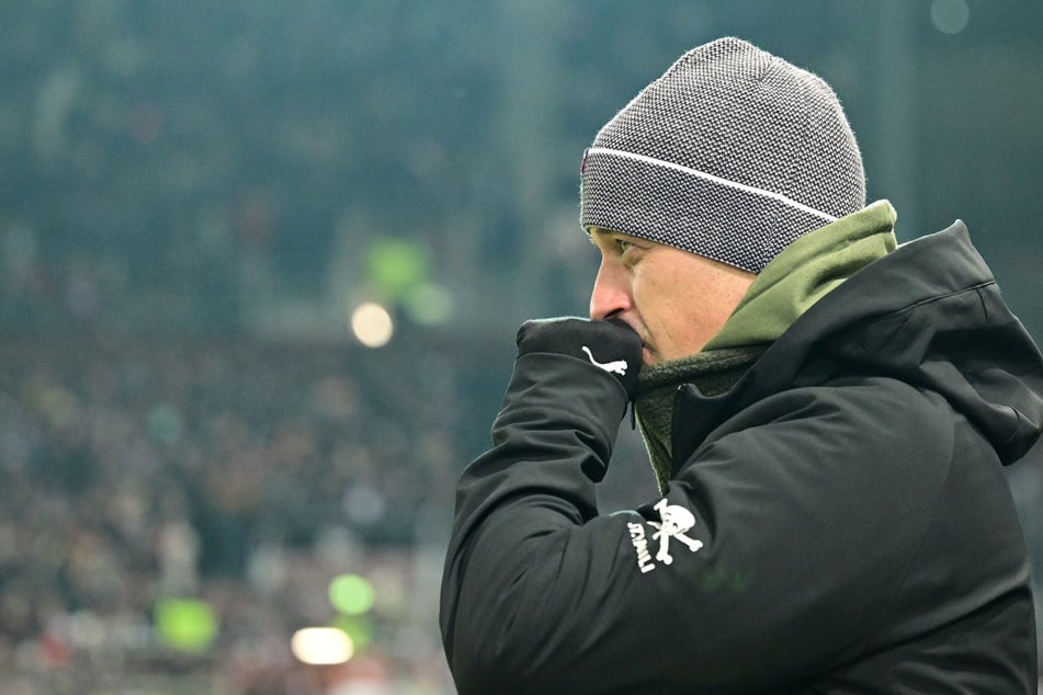 St.-Pauli-Trainer Alexander Blessin (52) ärgerte sich über den Sieg der Augsburger beim FC Bayern, weil sein Team es nicht geschafft hatte.