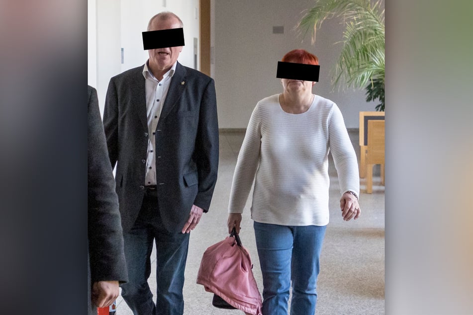 Dr. Dirk J. (66) und seine Ehefrau Martina J. (63) auf dem Weg in den Gerichtssaal.