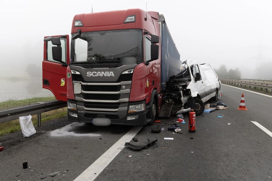 Der Fahrer des Transporters wurde in seinem Wagen eingeklemmt.