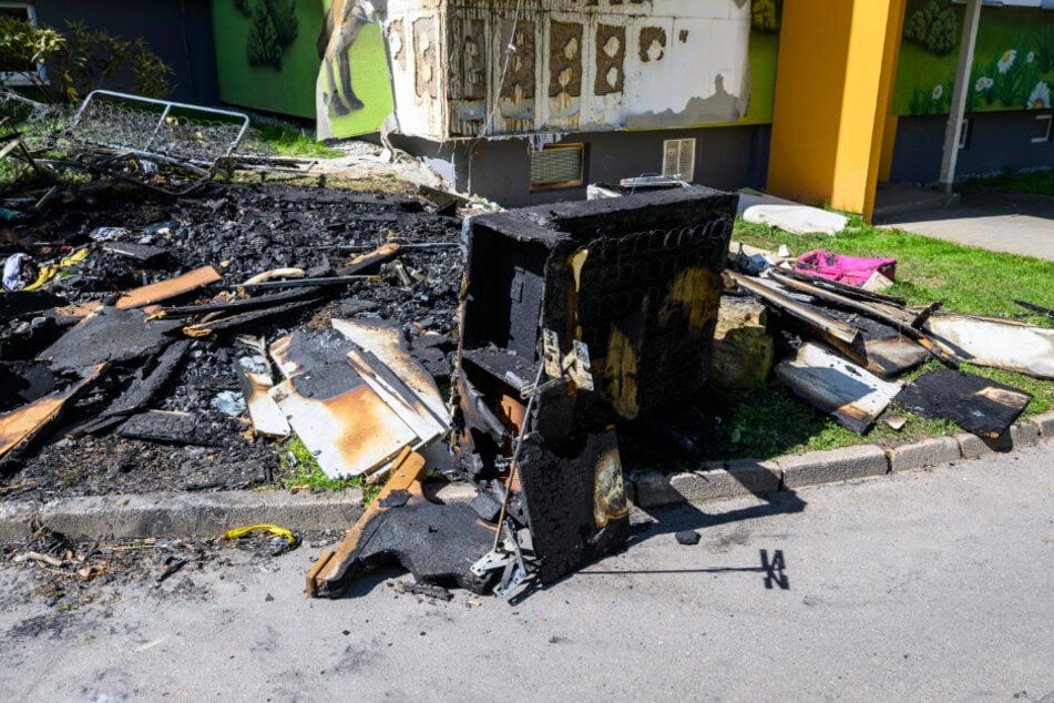 Vor dem Haus in der Straße Usti nad Labem zeigt sich ein Bild der Verwüstung.