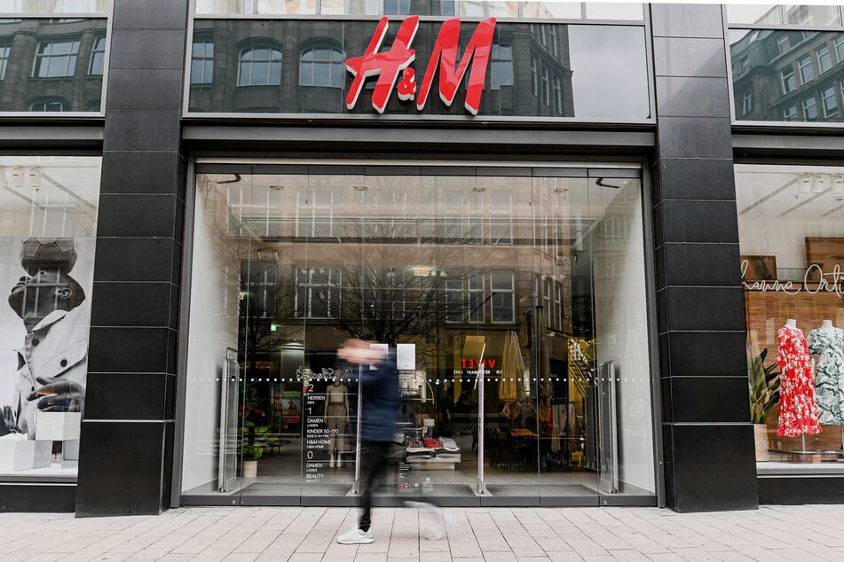 Ein Mann läuft vor dem geschlossenen Eingang eines Kaufhauses der Modekette H&amp;M in der Innenstadt von Hamburg entlang.