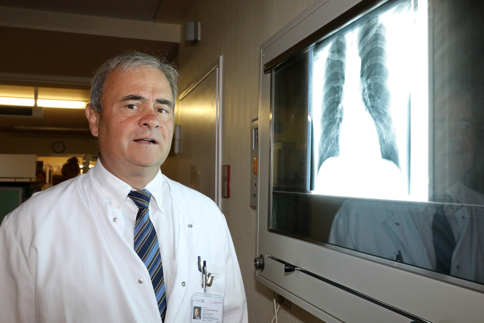 Emil Reisinger, Tropenmediziner und Dekan der Universitätsmedizin, steht vor einem Röntgenbild.