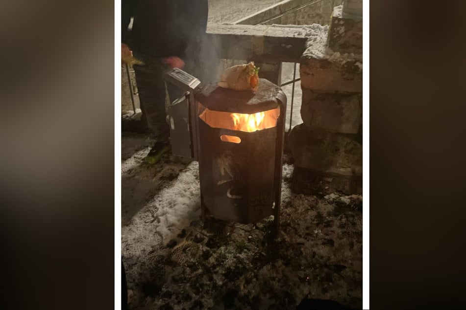 Die beiden Männer hatten das Hähnchen auf den Mülleimer gelegt und wollten es allen Anschein nach grillen.