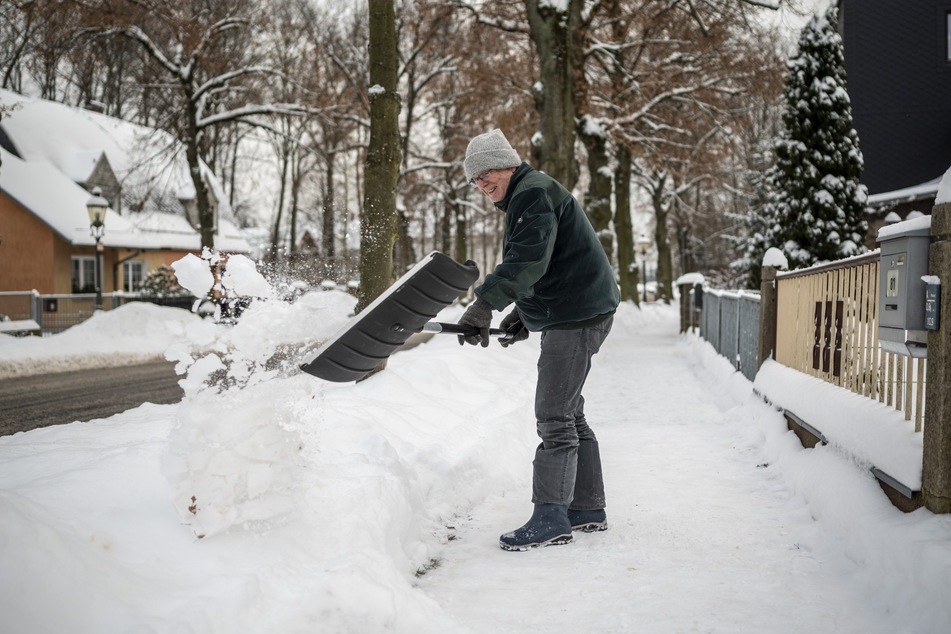 Bei Schnee und Eis müssen Anwohner wie Reinhard Groth (68) die Gehwege freiräumen.