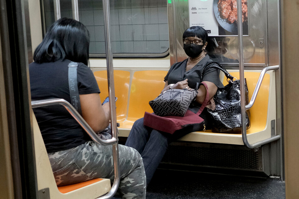 Die Mund-Nasen-Bedeckung bleibt in den USA noch monatelang in öffentlichen Verkehrsmitteln erhalten.