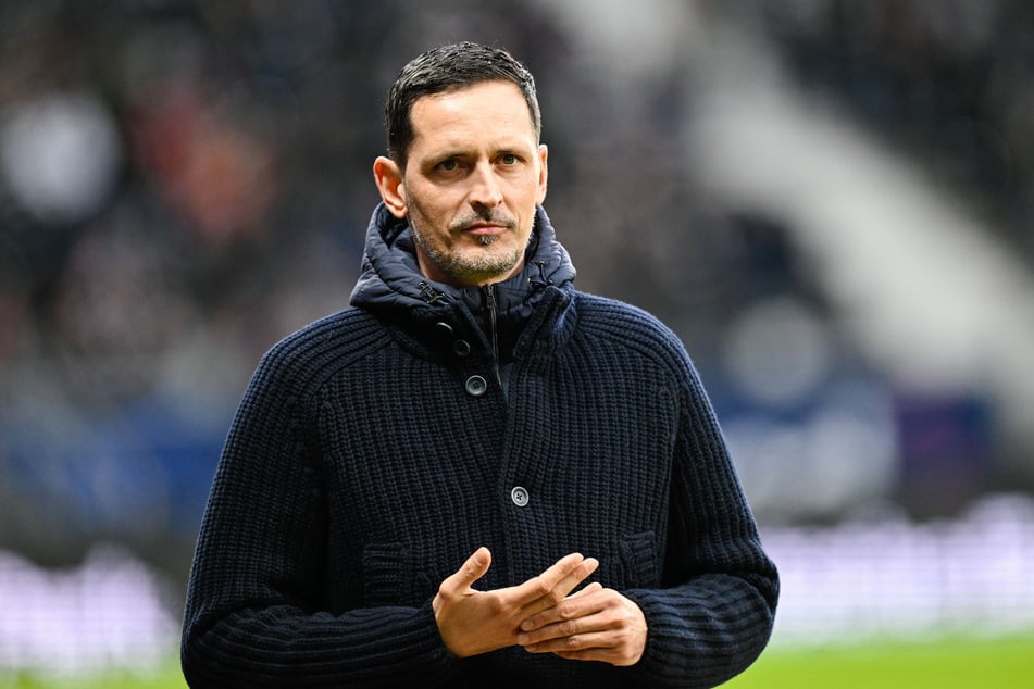 Eintracht-Coach Dino Toppmöller (44) hofft auf die baldige Verkündung eines Nachfolgers für Omar Marmoush (25).