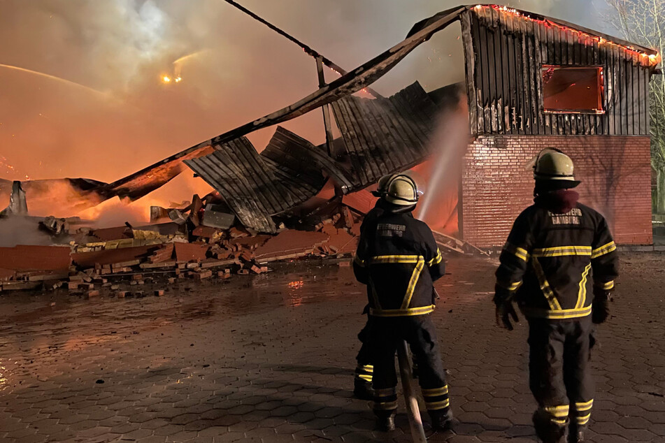Die Sporthalle der Stadtteilschule Finkenwerder stürzte bei dem Brand größtenteils ein.
