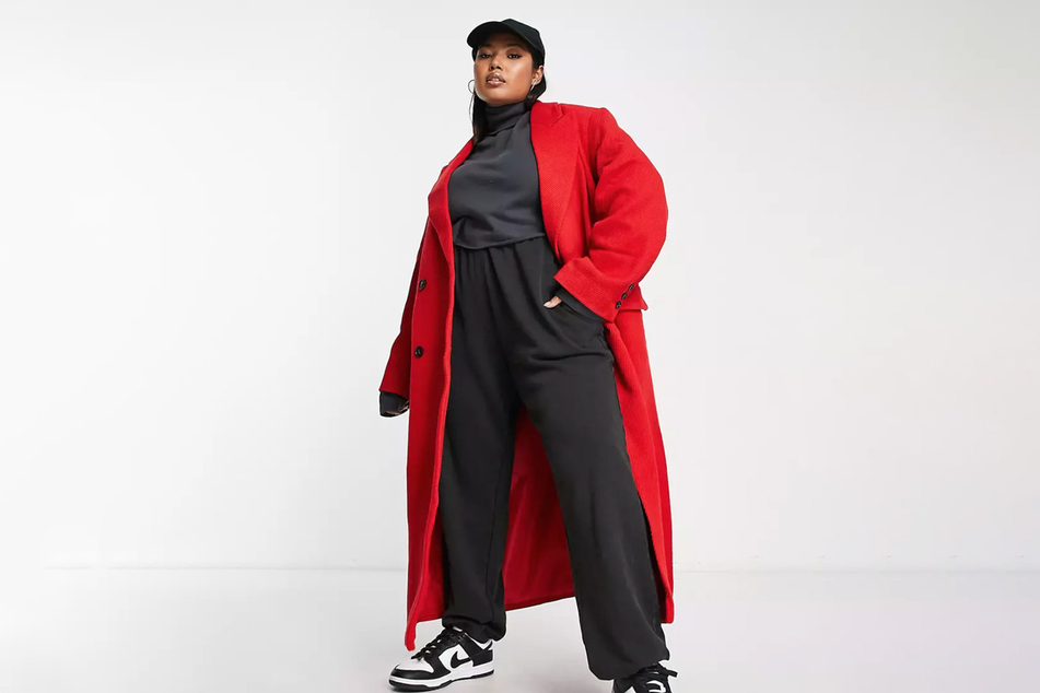 Der weit geschnittene ASOS Curve Mantel in Rot lässt seine Trägerin besonders stark wirken.