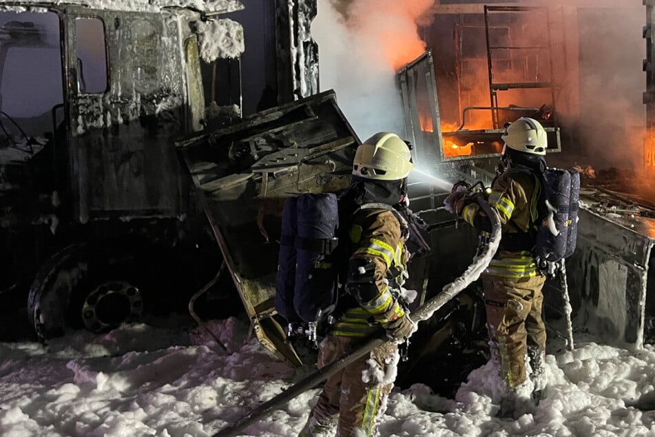 Unfall A9: Post-Lkw geht in Flammen auf: "Fehlen bestimmt irgendwo die Weihnachtsgeschenke"