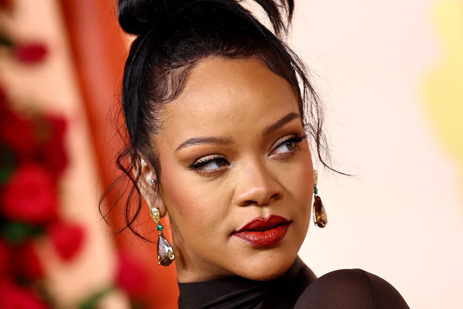 Rihanna (36) zeigt sich ihren Fans gerne von allen Seiten.