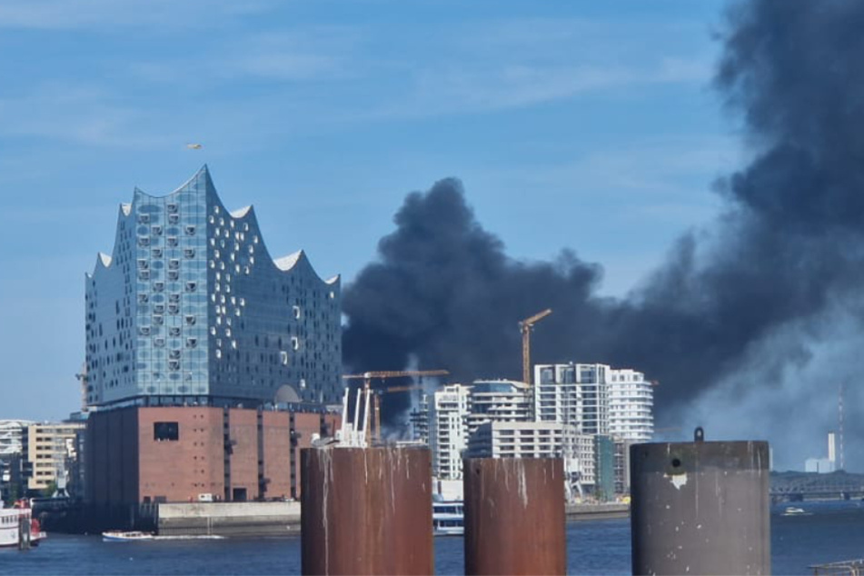 Im Juni zog eine dunkle Rauchwolke über die Hamburger Hafencity.