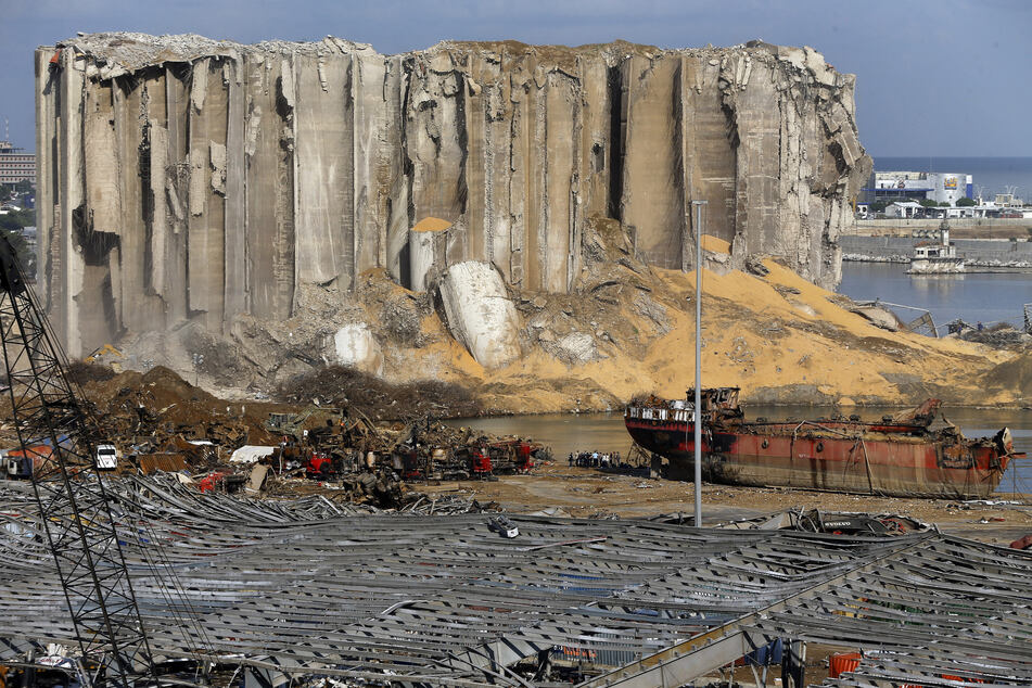 Rettungskräfte suchen nach Opfern in der Nähe des Ortes, an dem eine massive Explosion am Nachmittag vom 04.08.2020 den Hafen von Beirut in die Luft sprengte.