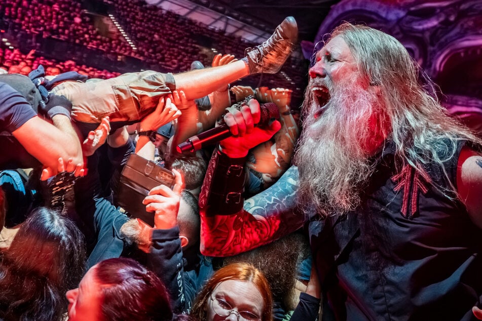 Wilde Moshpits und Wikinger-Schlachten: Metal-Gewitter bringen Leipzig zum Beben
