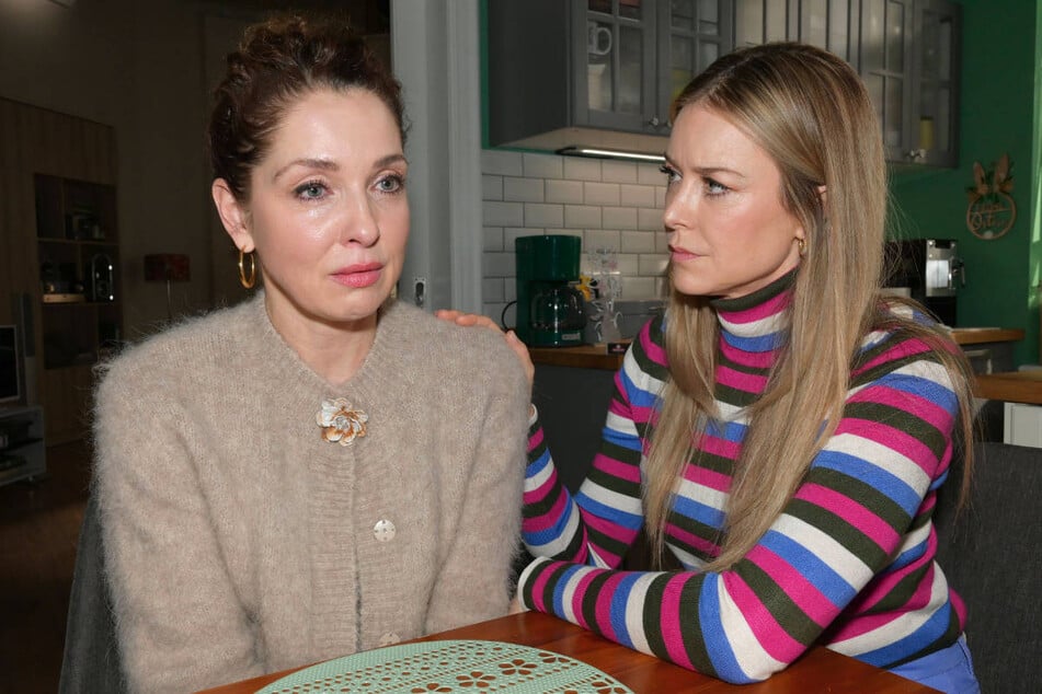 Nina (l.) hat große Angst davor, dass ihr Toni (nicht im Bild) ihren Verrat nicht verzeihen kann und wird von Jessica getröstet.