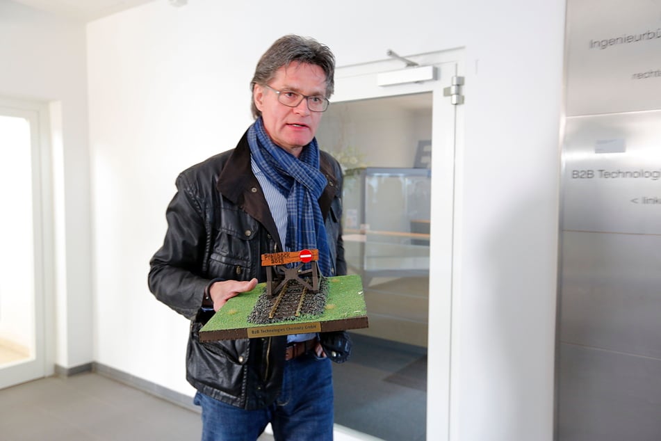 Moderator Peter Escher (68) wollte den beiden Unternehmern den Negativpreis "Prellbock 2013" persönlich überreichen. Doch vor Ort war niemand anzutreffen.