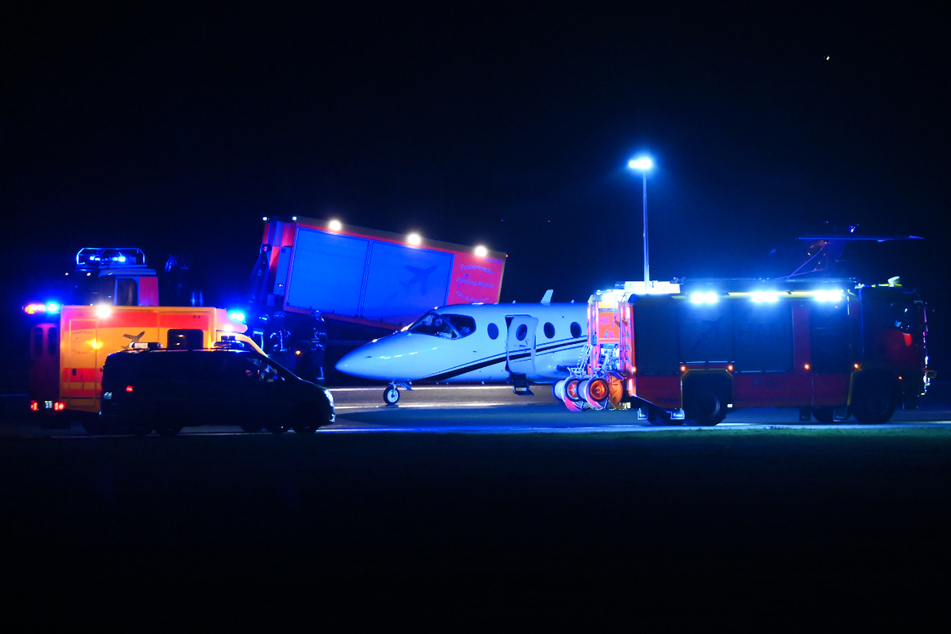 Dienstagnachmittag kam es bei der Landung eines Kleinflugzeugs am Hamburger Flughafen zu einem Reifenplatzer. Die Passagiere hatten Glück im Unglück.