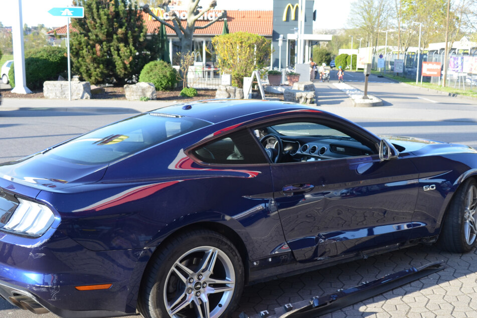 Ein Blick auf den Schaden des Sportwagens der Marke Ford Mustang.