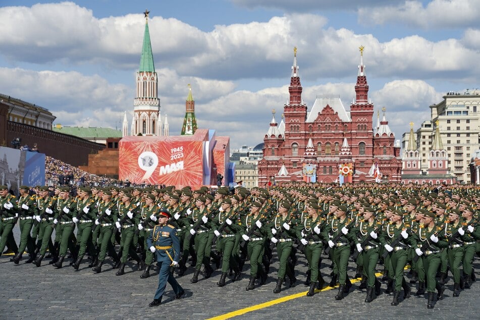 Ukraine-Krieg: Putin feiert Militärparade im Schutz von Trumps Waffenruhe