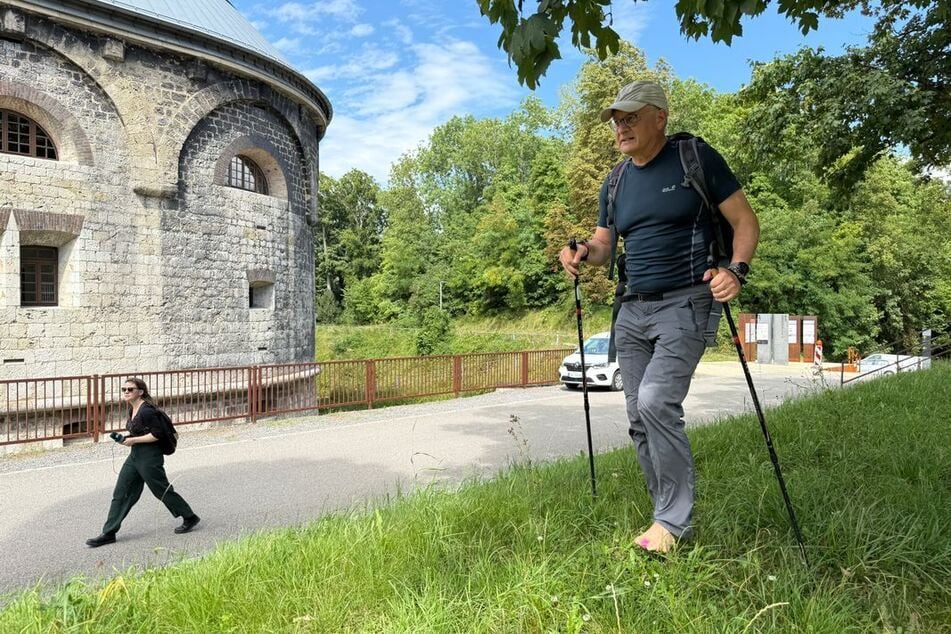 Der SPD-Politiker kam auf seiner Tour auch an der Wilhelmsburg in Ulm vorbei.